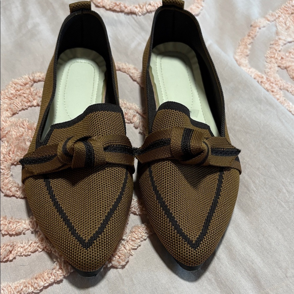 Elegant Brown Loafers with Black Accents - Picture 1 of 7